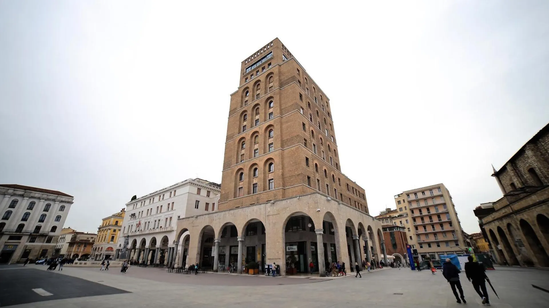 Loggia Tre Piazze Apartments ブレシア 0*,  イタリア